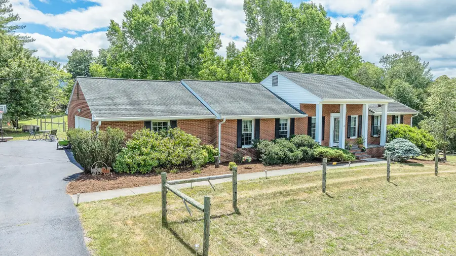815 Brunswick Forge Rd, Troutville, VA 24175 - #2