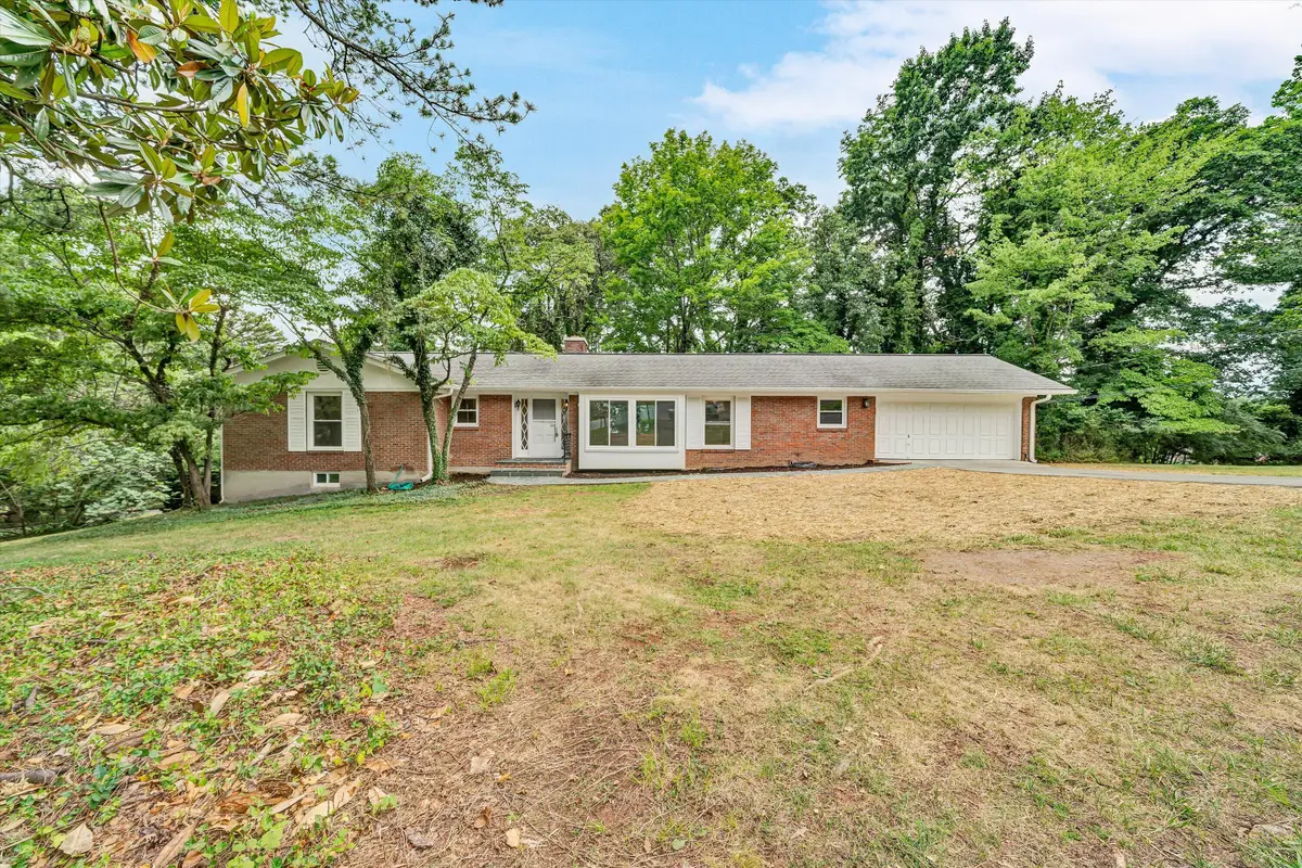 3751 Londonderry Dr Sw, Roanoke, VA 24014 - #1