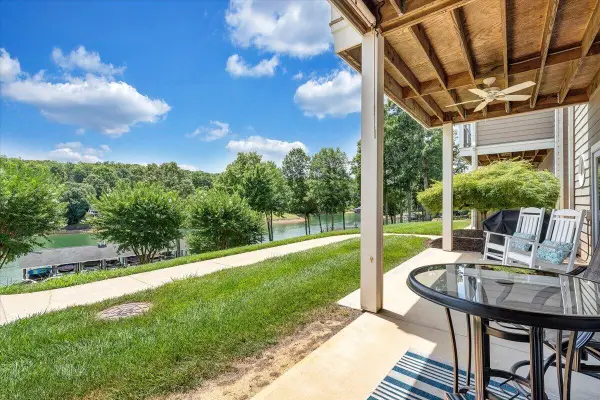 335 S Pointe Shore, Moneta, VA 24121