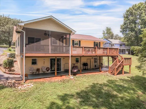 106 Club House Dr, Moneta, VA 24121