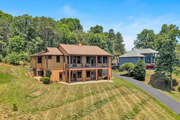 209 Park Shores Cir, Moneta, VA 24121