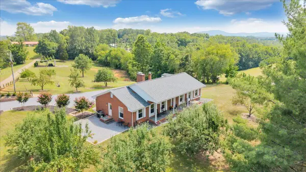 1125 Loyds Store Rd, Vinton, VA 24179