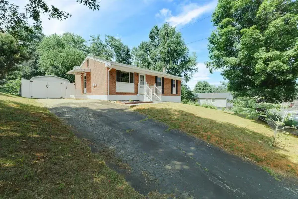 2911 Bent Tree Cir, Salem, VA 24153