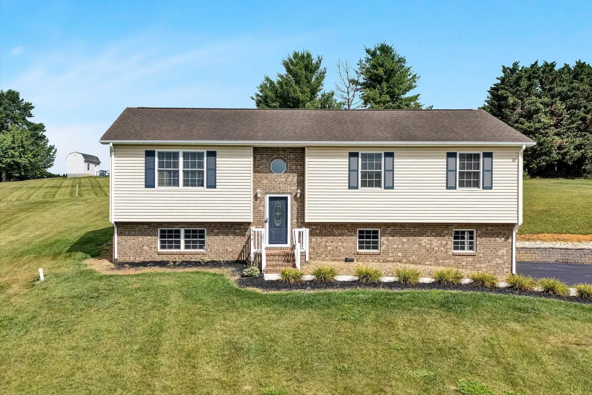 540 Harkrader St, Christiansburg, VA 24073 - #1