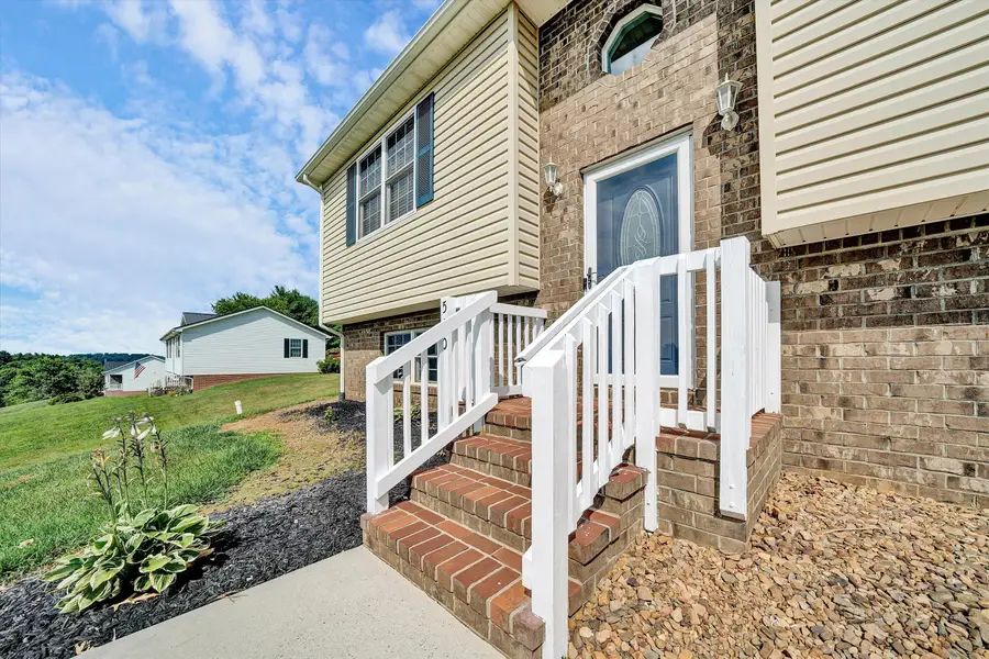 540 Harkrader St, Christiansburg, VA 24073 - #2