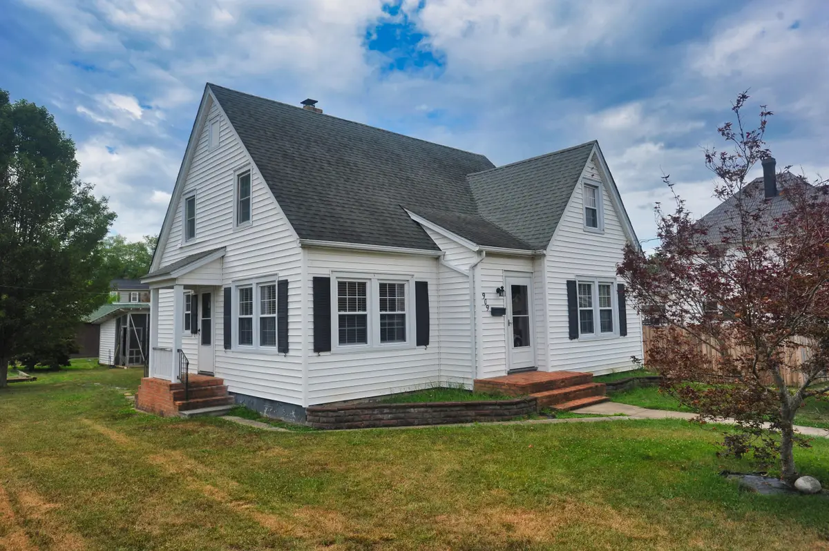 909 Acacia Ave, Clifton Forge, VA 24422 - #1