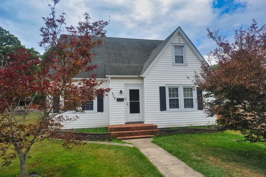 909 Acacia Ave, Clifton Forge, VA 24422 - #2