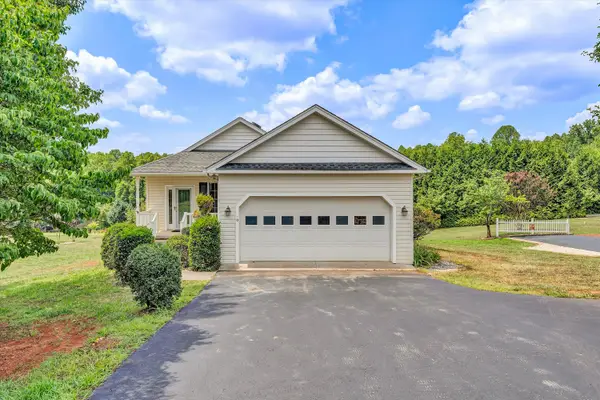 70 Sunny Field Rd, Wirtz, VA 24184