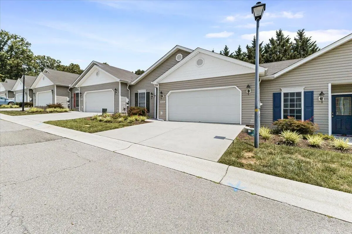 5009 Country Cottage Ln, Roanoke, VA 24018 - #1