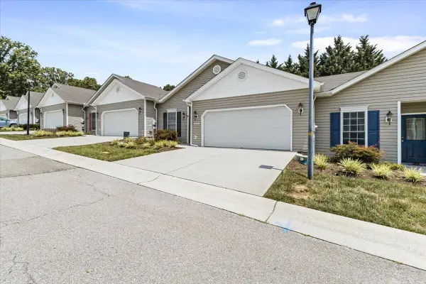 5009 Country Cottage Ln, Roanoke, VA 24018