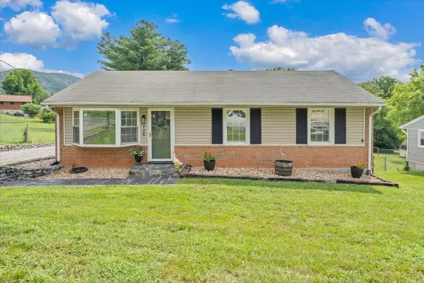 729 Kenyon Rd, Vinton, VA 24179