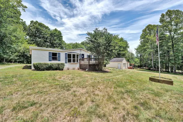 1100 Cox St, Huddleston, VA 24104