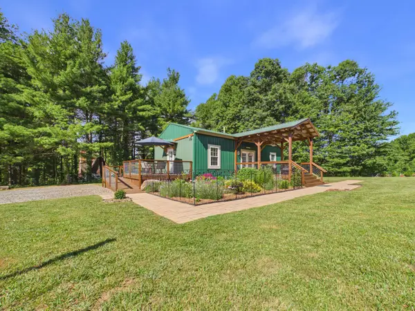 267 Spring Lake Dr Se, Copper Hill, VA 24079