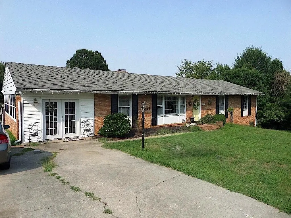 5817 Castle Rock Rd, Roanoke, VA 24018 - #1