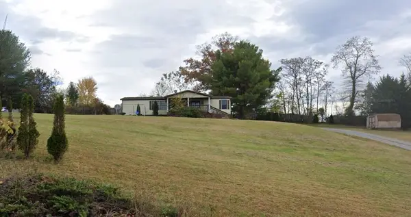 103 Village Dr, Vinton, VA 24179