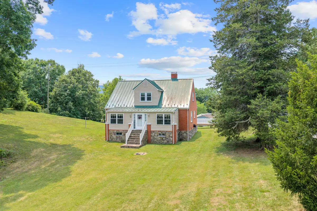 77 Mountain Pass Rd, Blue Ridge, VA 24064 - #1