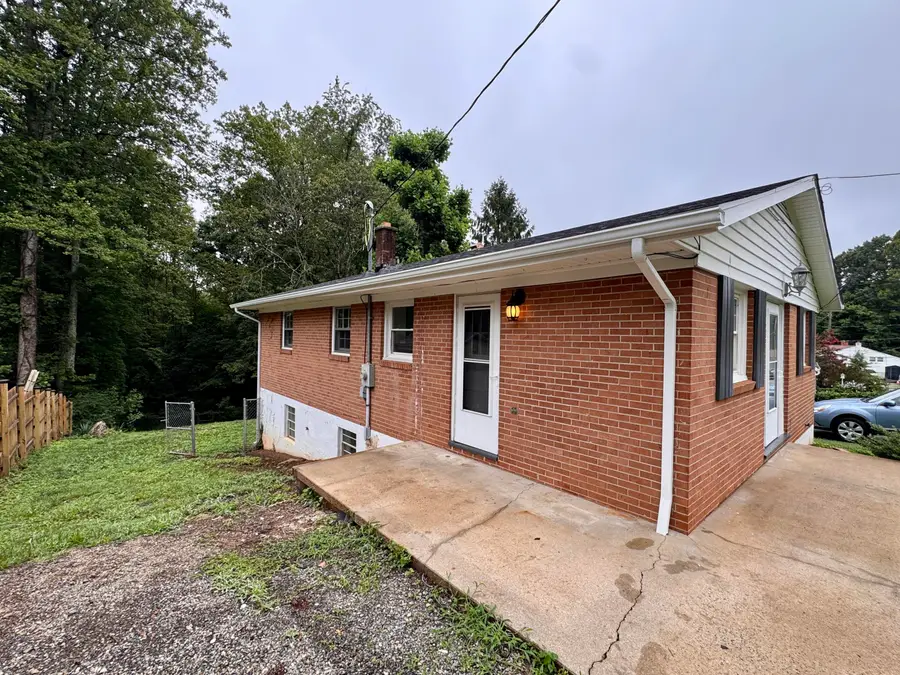 809 Banks Rd, Martinsville, VA 24112 - #3