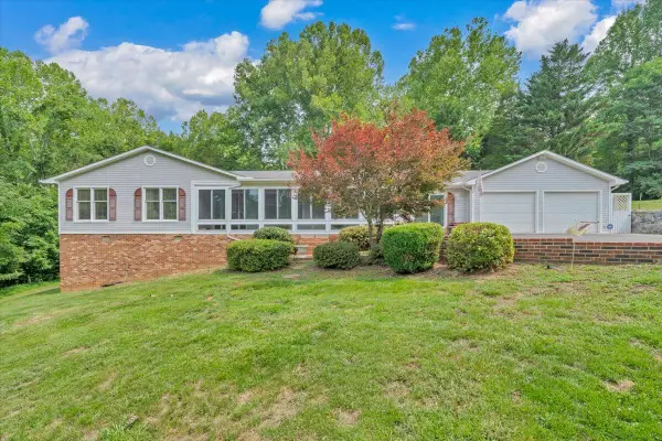 1564 Haymakertown Rd, Troutville, VA 24175
