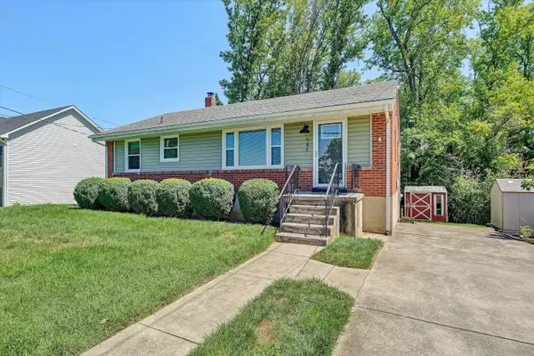 946 Red Ln, Salem, VA 24153