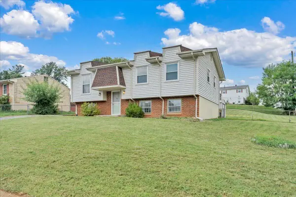 2203 Inge Cir, Salem, VA 24153