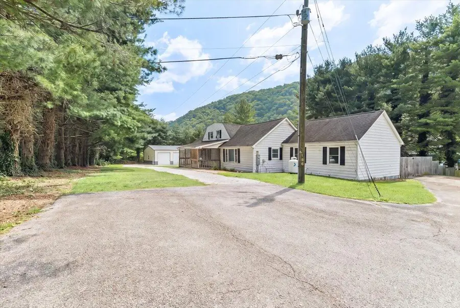 138 Weaver Dr, Elliston, VA 24087 - #2
