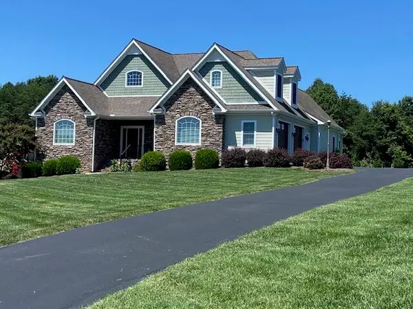 84 Landfall Dr, Moneta, VA 24121