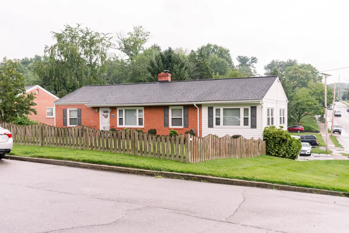 2520 Fairway Dr Sw, Roanoke, VA 24015 - #1