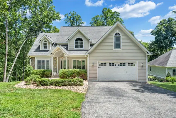 235 Waverly Ln, Moneta, VA 24121