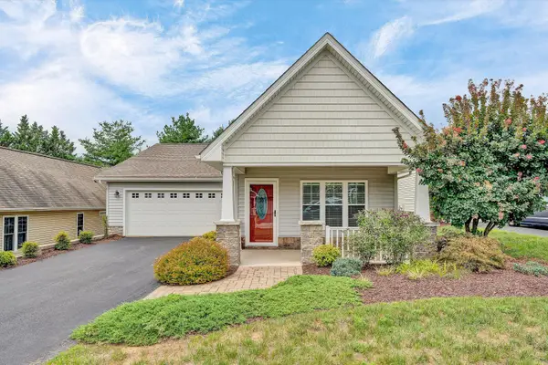 8110 Golden Oak Ln, Roanoke, VA 24019