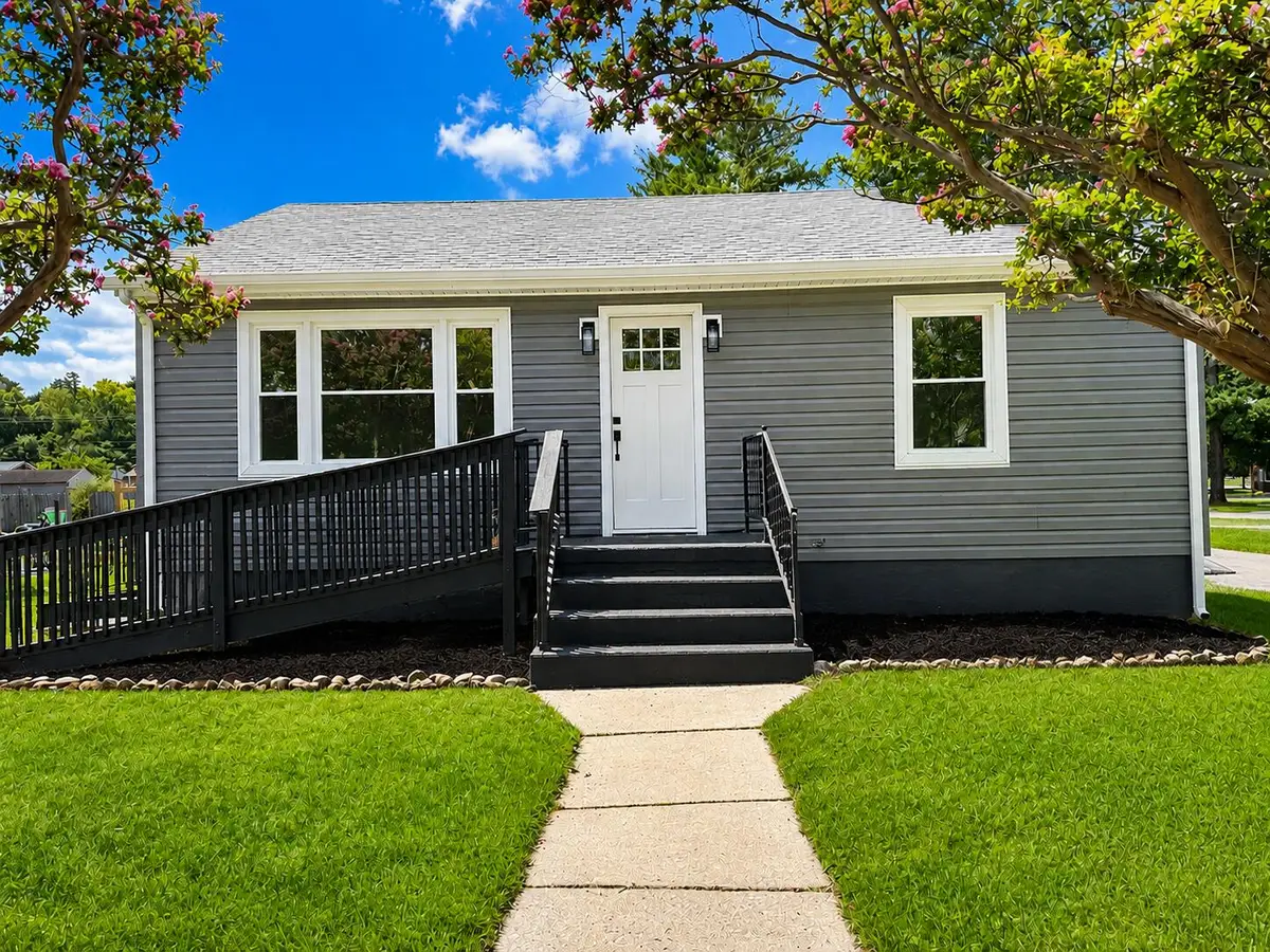 300 E Riverside Dr, Salem, VA 24153 - #1