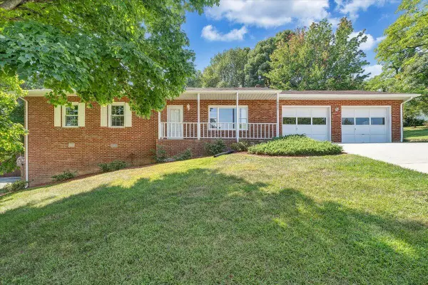 6830 Autumn Wood Ln, Roanoke, VA 24019