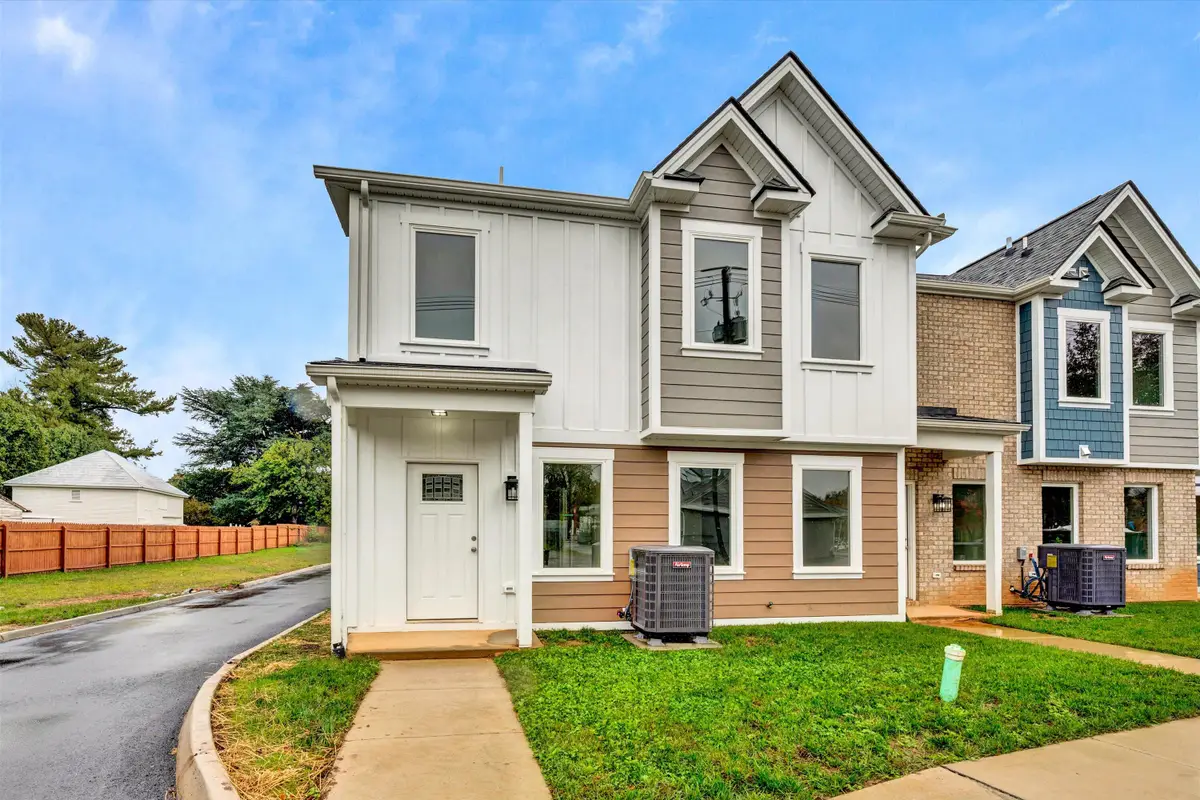 130 W Calhoun St, Salem, VA 24153 - #1