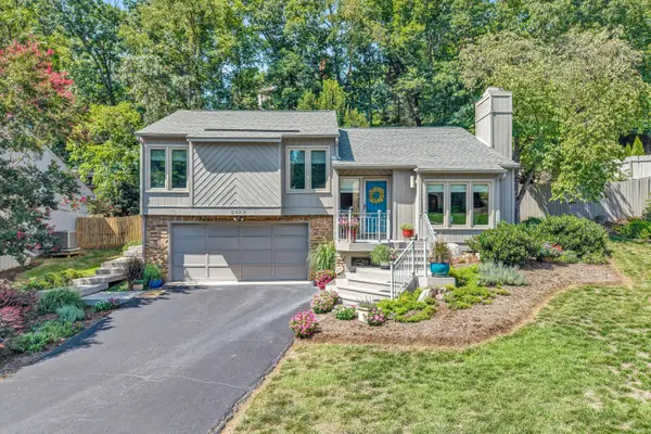 2523 Hollowdale Dr, Roanoke, VA 24018