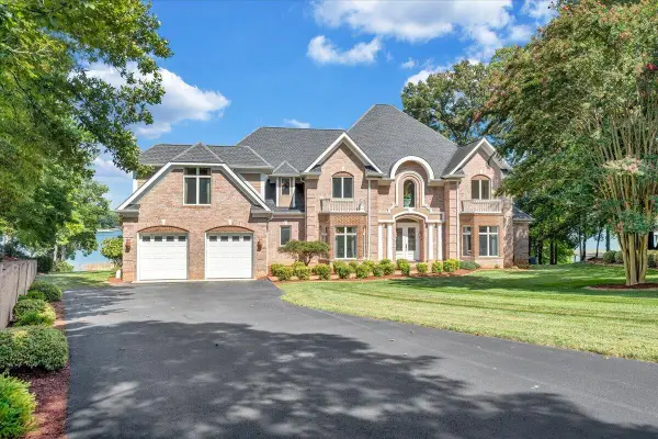 500 Oak Point Dr, Moneta, VA 24121