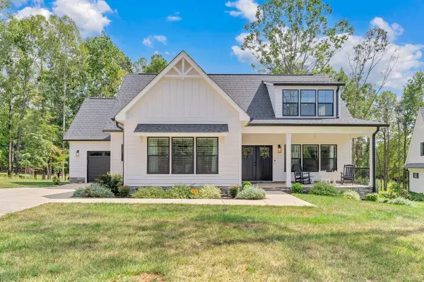 118 Pointe O Woods, Huddleston, VA 24104