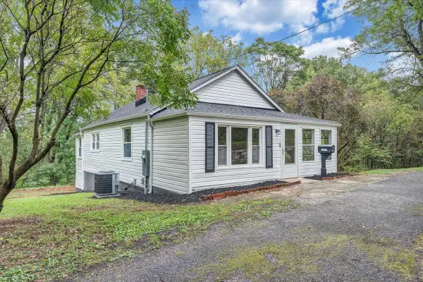 14377 Stewartsville, Vinton, VA 24179