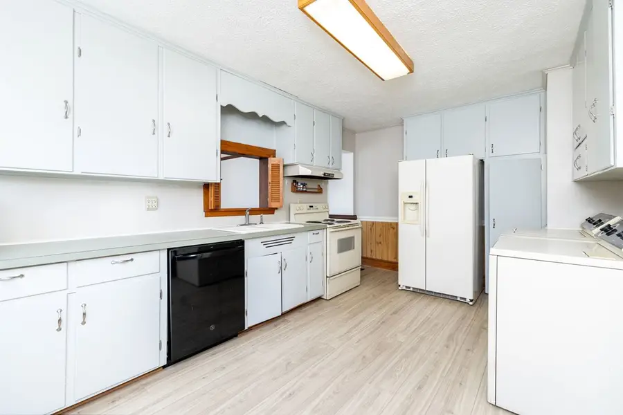 1421 9th Street, Victoria, VA 23974 - #3