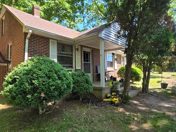 586 Hardtimes Rd, Farmville, VA 23901