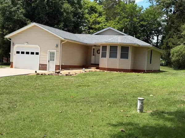 212 Virginia Ave, Farmville, VA 23901