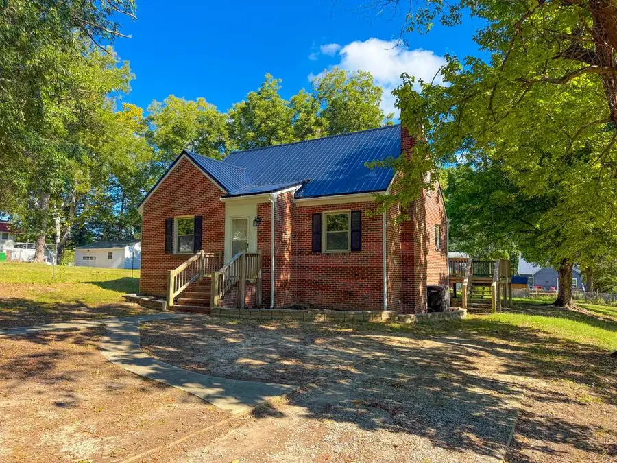 515 E. Carolina Avenue, Crewe, VA 23930 - #2