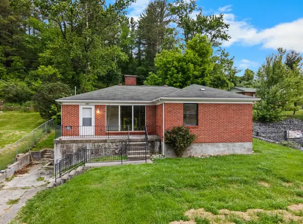 1353 Fincastle Tpke, Tazewell, VA 24651