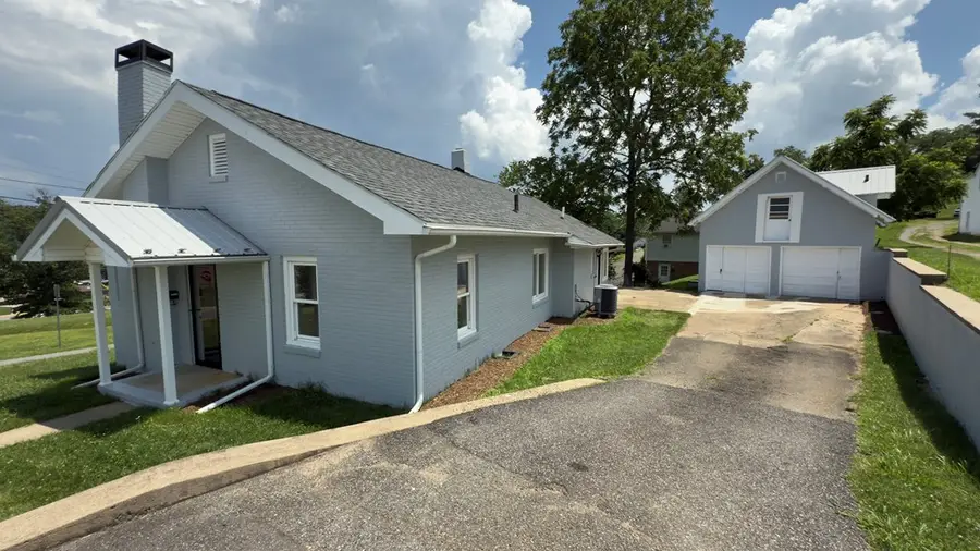 209 McArthur St, Galax, VA 24333 - Image #2