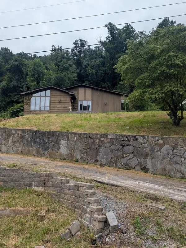 1107 Russell Hill Street, Grundy, VA 24614