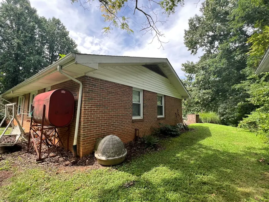 600 HILL CREST AVE, Damascus, VA 24236 - Image #2