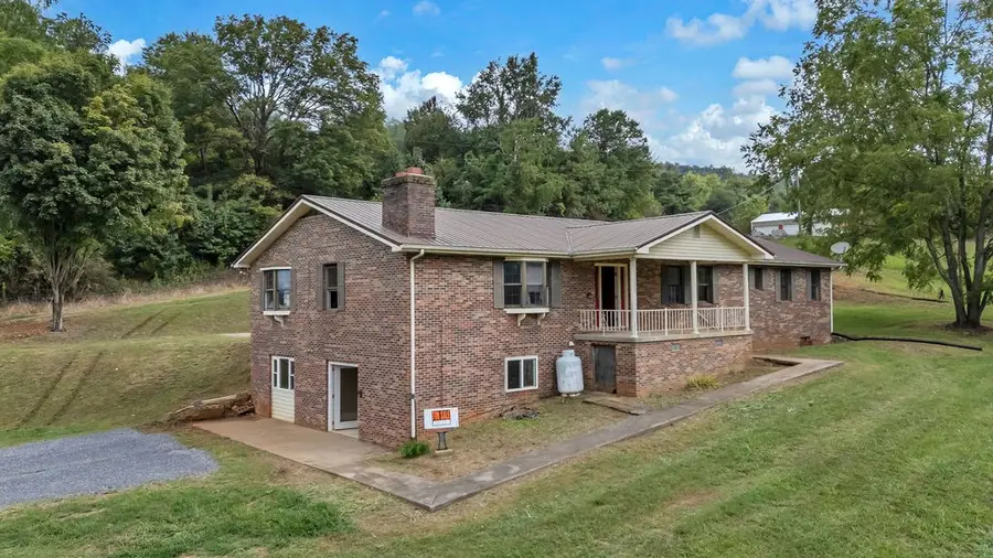 6931 Moccasin Valley Rd, Lebanon, VA 24266 - Image #2