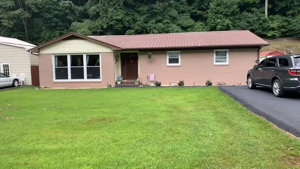 1079 Highlawn Cir, Grundy, VA 24614