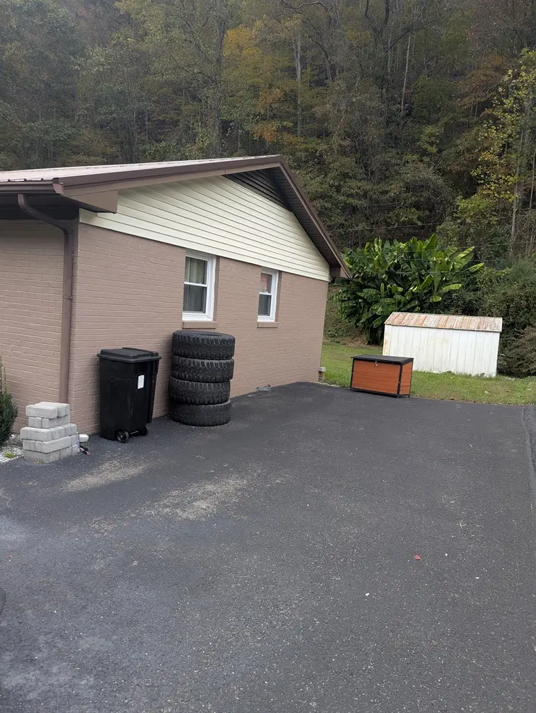 1079 Highlawn Cir, Grundy, VA 24614 - Image #3