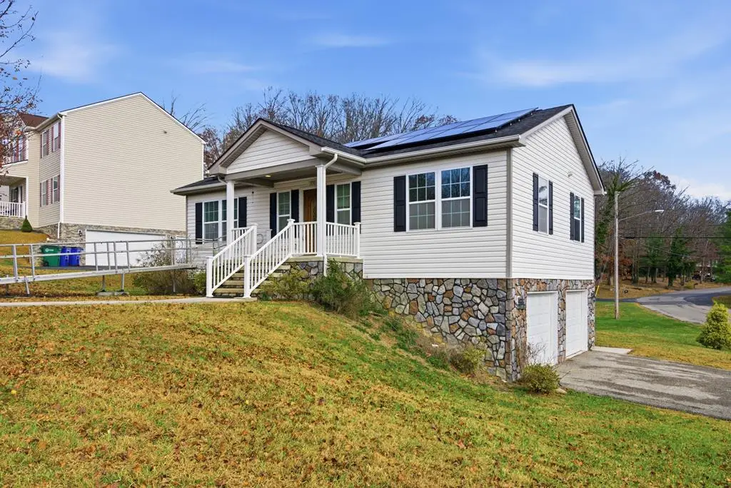 370 Robin Hood Dr, Christiansburg, VA 24073 - Image #1