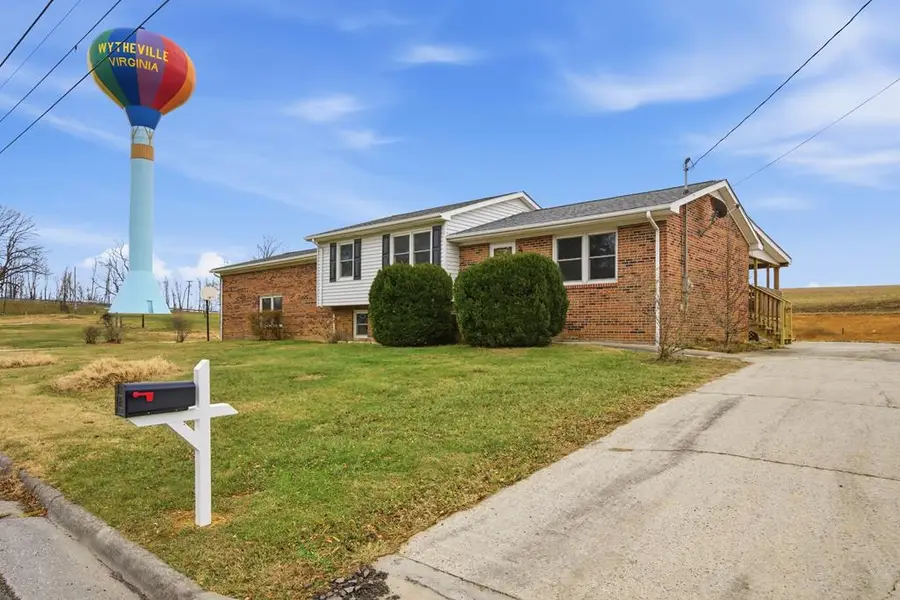 935 Rolling Hills Dr., Wytheville, VA 24382 - Image #2