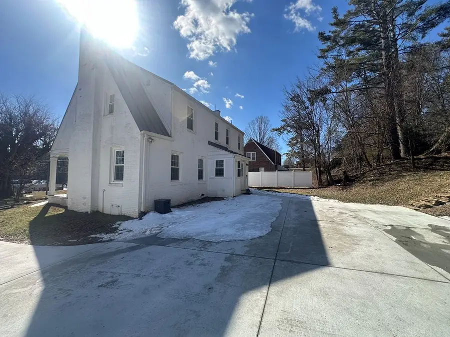 934 W Stuart Dr, Galax, VA 24333 - #3